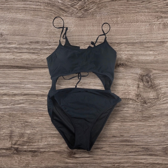 ⭐️Elegant Black Women's Cut Out One Piece Swimsuit Size Med - Picture 1 of 5